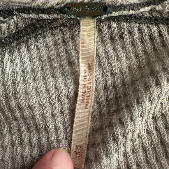 Free People Distressed Waffle Knit Handkerchief Hem V Neck Worn Gray Shirt XS - Picture 8 of 10